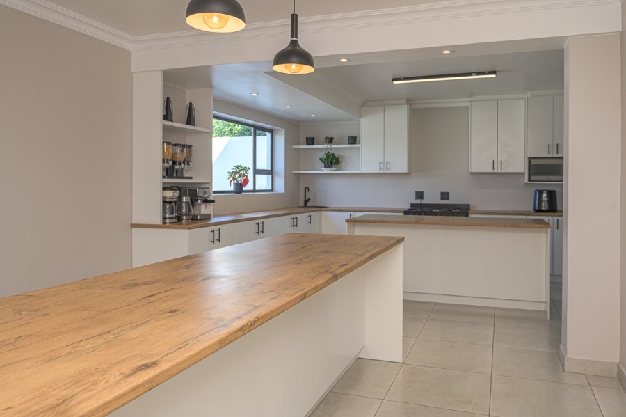 9 Bedroom Property for Sale in Westcliff Western Cape